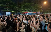 CLIP: Hàng vạn người đổ về Sầm Sơn xem bắn pháo hoa