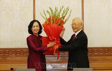 Tổng Bí thư trao quyết định phân công bà Trương Thị Mai làm Trưởng ban Tổ chức Trung ương