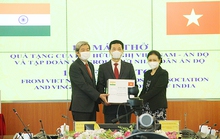 Bộ trưởng Nguyễn Mạnh Hùng trao tặng 100 máy thở cho Ấn Độ