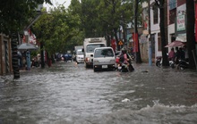 Cận cảnh ngập sâu ở TP Thủ Đức trong cơn mưa chiều 21-5