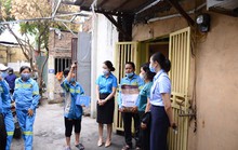 Chia sẻ khó khăn với công nhân trong tâm dịch