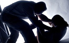 Cô giáo đưa học sinh lên công an tố cáo người cha hiếp dâm 2 con
