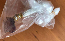 Bé gái 5 tuổi tử vong nghi do ngậm bả chó hình viên kẹo