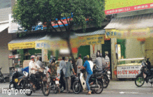 CLIP: Nhiều người không khẩu trang, tụ tập xem xổ số ở quận 5, TP HCM
