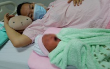 Thai nhi sa dây rốn, thò hai chân ra ngoài khi còn trong bụng mẹ