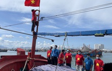 Trao cờ Tổ quốc tận tay ngư dân Khánh Hòa