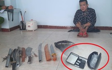 Bắt 2 đối tượng thủ nhiều đao kiếm, tàng trữ ma túy