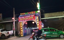 Nam chủ quán karaoke rủ bạn và 5 nữ tiếp viên đến để “bay lắc”
