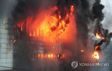 Hàn Quốc: Nín thở chờ phép mầu cho lính cứu hỏa kẹt trong tòa nhà cháy
