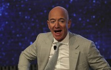 Gần 100.000 người ký 2 kiến nghị không cho tỉ phú Jeff Bezos trở lại trái đất