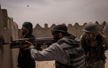 Lãnh chúa và dân thường cầm vũ khí sống chết với Taliban