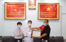HLV Kiatisak bán đấu giá áo để chung tay phòng, chống dịch Covid-19