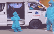 CLIP: Xúc động bé gái 5 tuổi xa gia đình đi điều trị Covid-19