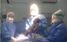 Bé gái 3,2 kg chào đời khỏe mạnh trong bệnh viện điều trị Covid-19