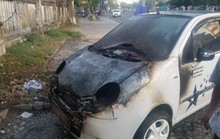Ôtô đậu bên đường bốc cháy dữ dội