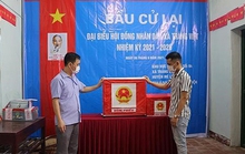 Phó Bí thư xã thông đồng tổ trưởng bầu cử mang hàng chục phiếu về nhà bầu cho mình