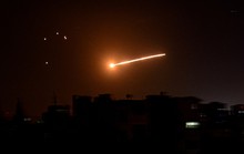 Phòng không Syria thắp sáng bầu trời đáp trả tên lửa Israel