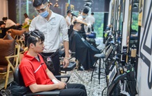 Người dân chờ hàng tiếng đồng hồ để cắt tóc trước “giờ G”