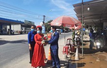 Cô dâu Quảng Nam, chú rể Đà Nẵng trao sính lễ tại chốt kiểm dịch
