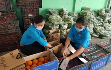 Bà con nông dân tỉnh Lâm Đồng tặng rau củ quả cho người lao động bị cách ly