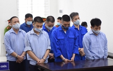 Dán logo có dòng chữ An toàn là bạn, tai nạn là thù, thu tiền bảo kê 6,2 tỉ đồng