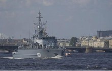 Hai tàu chiến Nga đụng nhau trên sông