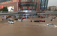 Trung Quốc: Đường phố thành sông, nước ngập tới ngực hành khách đi tàu hỏa