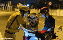 Xử phạt việc ra đường sau 18 giờ: “Biết sai nhưng phải đi vì tính mạng của chồng”