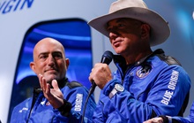 Cạnh tranh tỉ phú Musk, tỉ phú Bezos chơi sộp với NASA