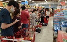 Người dân “rồng rắn” xếp hàng tại siêu thị trước ngày Đà Nẵng thực hiện mạnh hơn Chỉ thị 16