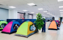 Nhiều ngân hàng ở TP HCM cho nhân viên ăn ngủ, làm việc tại văn phòng