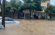 Ôtô, đồ đạc chìm sâu trong nước ở Lào Cai