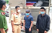 Trốn trong thùng xe tải để qua mặt chốt kiểm soát dịch Covid-19