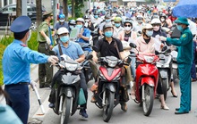 Hỏa tốc: Người dân Hà Nội ra đường chỉ cần 2 loại giấy tờ