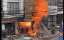 CLIP: Cửa hàng gas bốc cháy dữ dội với nhiều tiếng nổ lớn liên tiếp