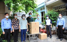 Lãnh đạo TP HCM đến tận khu trọ  trao tiền, quà cho hộ lao động khó khăn