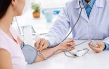 Tiêm vắc-xin 4 ngày, uống lại thuốc trị cao huyết áp được không?