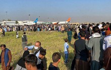 Afghanistan: Sân bay Kabul hỗn loạn, người dân đu máy bay quân sự Mỹ?