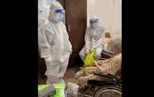 CLIP: Dễ thương cảnh bác sĩ nhún nhảy động viên cụ bà 90 tuổi tiêm vắc-xin Covid-19