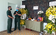 Sĩ quan biên phòng lập bàn thờ bái vọng mẹ qua đời ở bệnh viện dã chiến