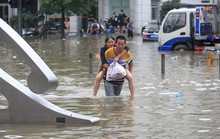 Trung Quốc cảnh báo lũ kịch khung, Mỹ khẩn cấp lo bão biển