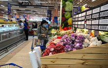 Lực lượng chức năng đi chợ hộ người dân