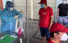 Nhân viên y tế đến tận nhà hướng dẫn người dân lấy mẫu xét nghiệm SARS-CoV-2