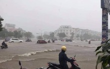 CLIP: Mưa lớn kéo dài, nhiều tuyến đường nội đô Hải Phòng thành “sông”