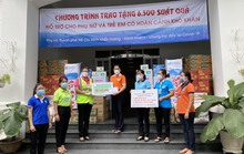 Hội Liên hiệp Phụ nữ TP HCM trao 6.500 phần quà, tăng cường đi chợ hộ cho người dân