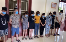 Rủ nhau đi hát karaoke xuyên đêm không trả tiền, 4 người bị chủ quán bắt giữ