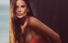 Demi Moore khoe dáng trong áo tắm rực lửa