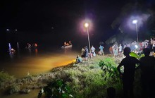 Ra bờ sông chơi, hai bé 2 và 3 tuổi trượt chân ngã xuống sông chết đuối
