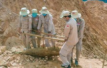 Tiếp tục phát hiện quả bom khủng còn nguyên ngòi nổ khi làm đường