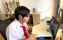 Xúc động hình ảnh học sinh tựu trường qua điện thoại, máy tính